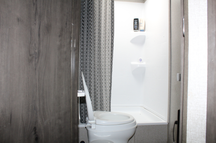 2021 Jayco Jay flight 3 piece Washroom with Skylight