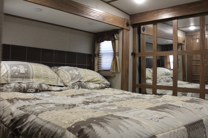 2018 Keystone Laredo 38 ft Fifth Queen Bed lg Closet