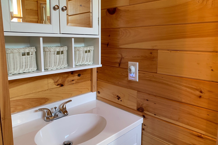Large Cottager Rental Unit - Vanity