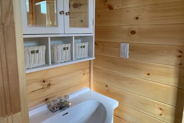 Large Cottager Rental Unit - Vanity